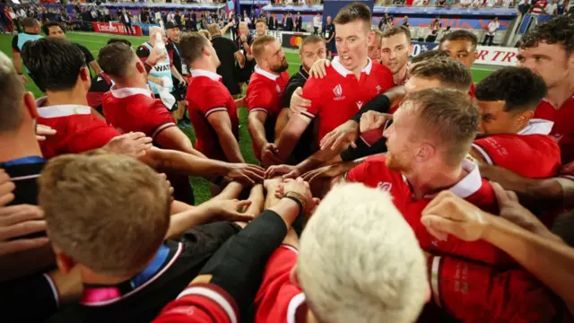 Wales team huddle after Fiji win