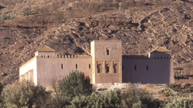 The mosque intact before the earthquake, with ridged detailing around the top of the walls