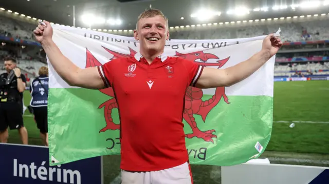 Jac Morgan raises Wales flag