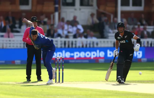 Reece Topley bowls