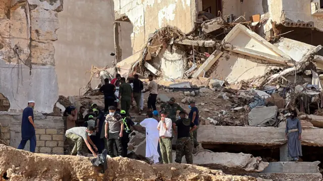 People search through huge amounts of rubble in Derna