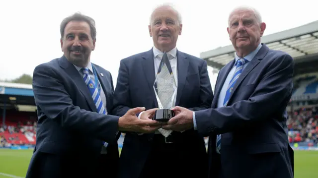 EFL chairman Rick Parry makes a presentation to Blackburn for reaching 5,000 league games