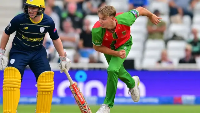 Tom Scriven bowling for Leicestershire