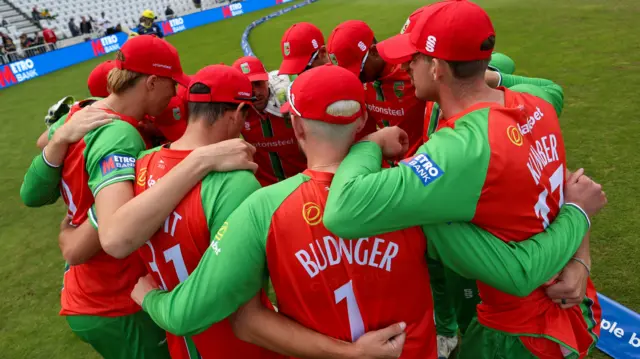 Leicestershire players huddle