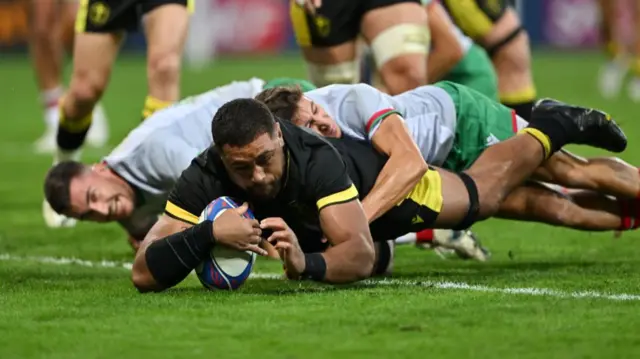 Taulupe Faletau scores fourth Wales try