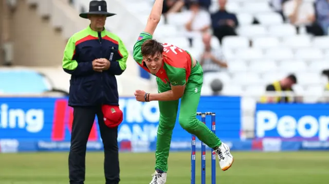 Josh Hull bowling for Leicestershire