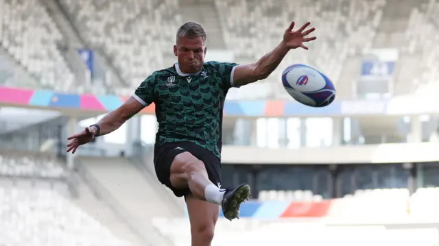 Gareth Anscombe kicking