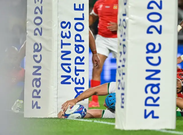 Tadhg Beirne scores