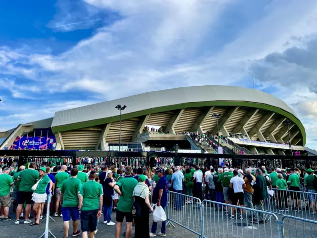 ireland fans outside the Stade de la Beaujoire