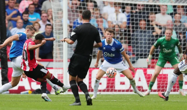 Cameron Archer on the edge of the box shooting, Everton centre-backs try to block it