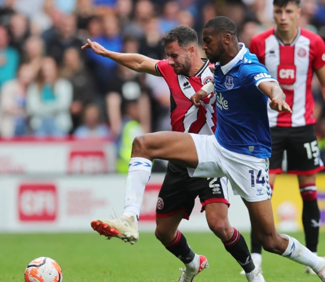 Sheffield United's George Baldock in action with Everton's Beto