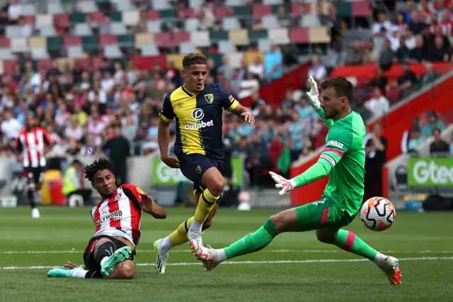 Kevin Schade of Brentford misses a chance