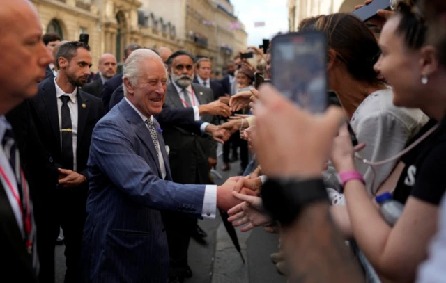 King Charles greeted residents on his way to the residence of British Ambassador to Paris