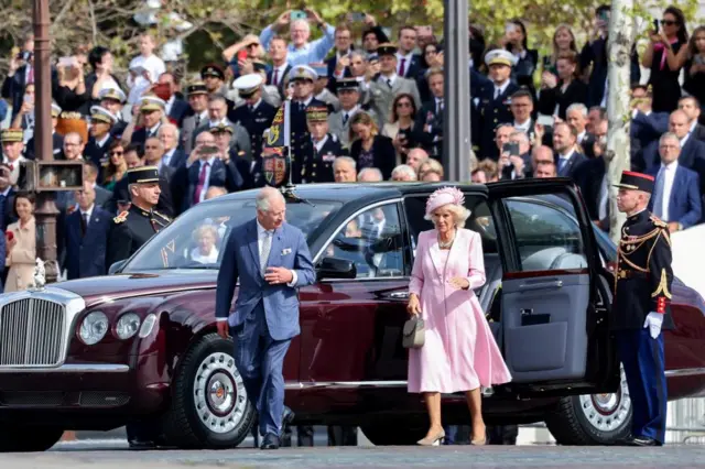 King and Queen get out of car