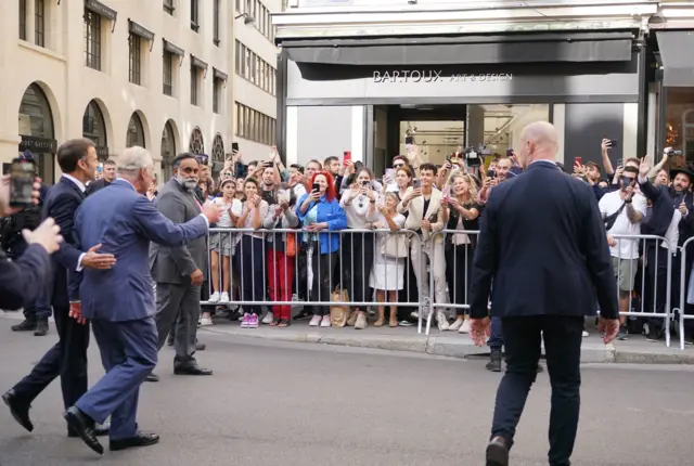 During the short walkabout from the Palace, King Charles decided to meet with the wellwishers with Macron accompanying him