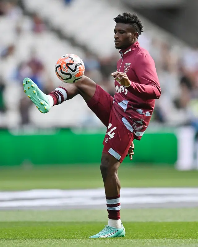 Mohammed Kudus warms up at London Stadium by juggling a ball.