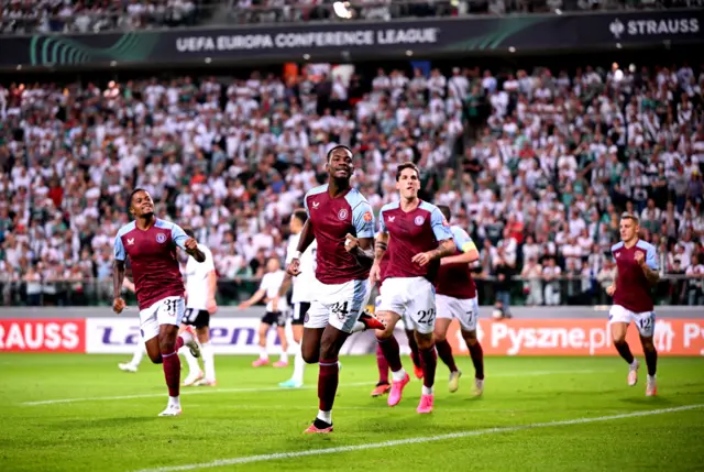 Jhon Duran runs to the corner followed by his teammates to celebrate the equaliser.