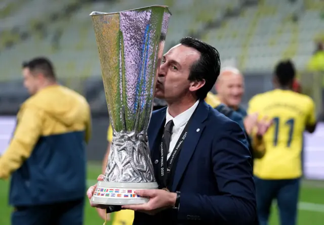 Unai Emery kisses the Europa League trophy after winning it with Vilarreal.