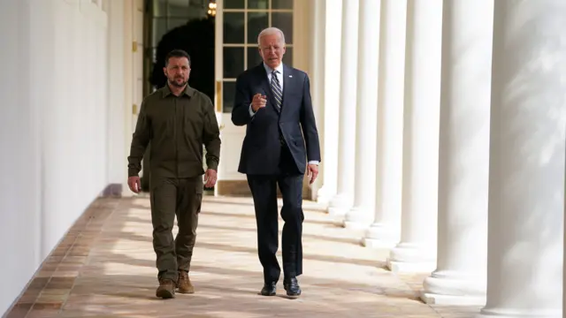 US President Joe Biden and Ukranian President Volodyomyr Zelensky walk toward the Oval Office