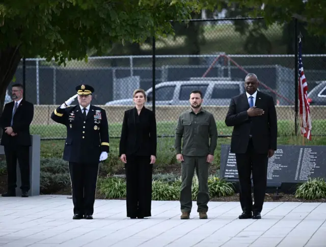 Olena Zelenska, Volodomyr Zelensky, Lloyd Austin and a soldier at wreath laying ceremony