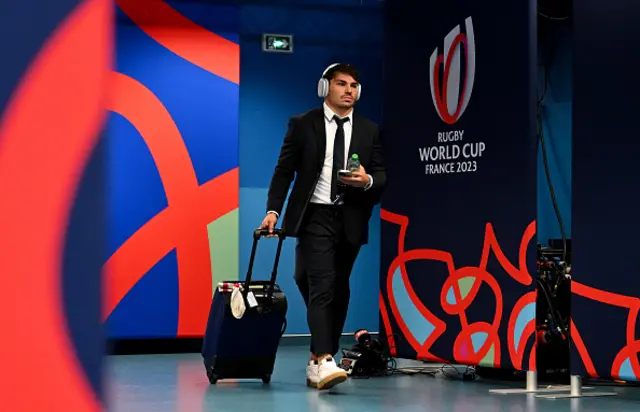 Antoie Dupont arrives at the Stade de France