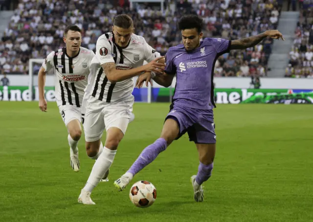 Luiz Diaz dribbles away from a LASK defender.