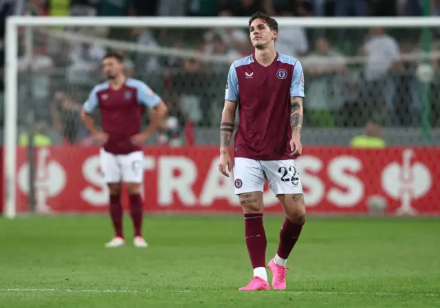 Zaniolo stands with furstrated body language in midfield.