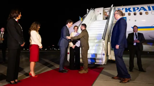 Trudeau and Zelensky shake hands on the airport tarmac