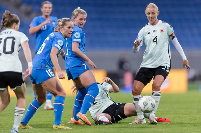 Sophie Ingle runs into two Iceland players