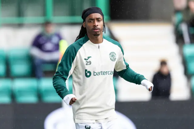 Jair Tavares warming up at Easter Road