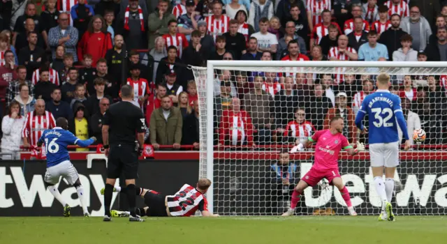 Abdoulaye Doucoure scores for Everton