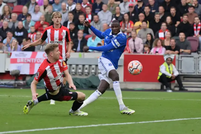 Abdoulaye Doucoure scores for Everton