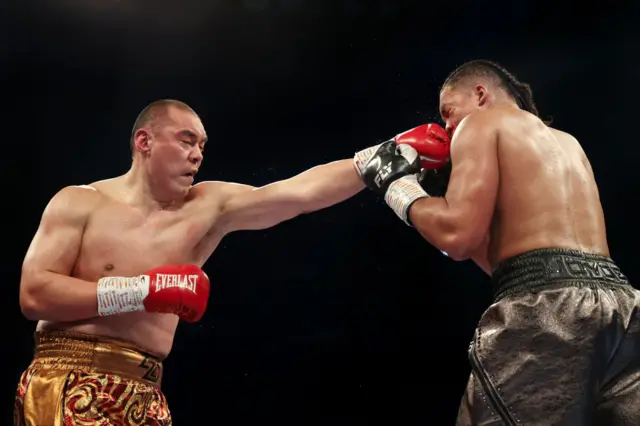 Zhilei Zhang punches Joe Joyce