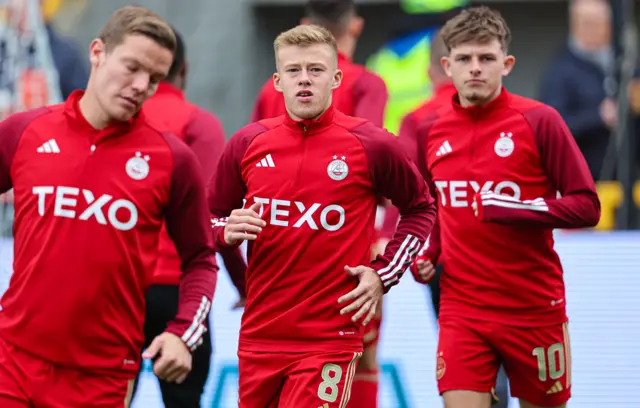 Aberdeen's Connor Barron (centre) warms up