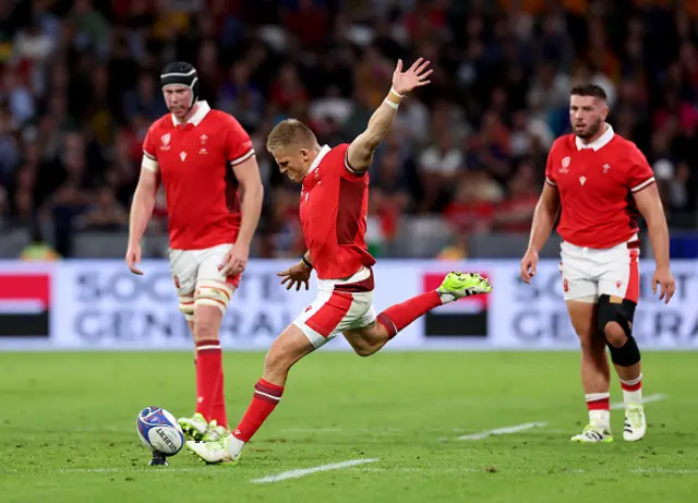 Gareth Anscombe of Wales converts their kick