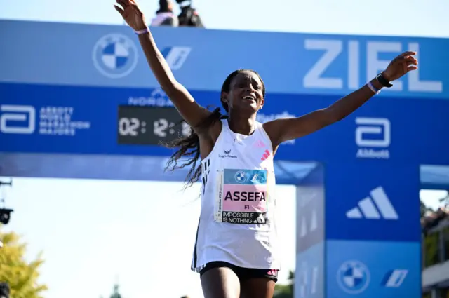 Tigst Assefa crossing the finishing line in Berlin