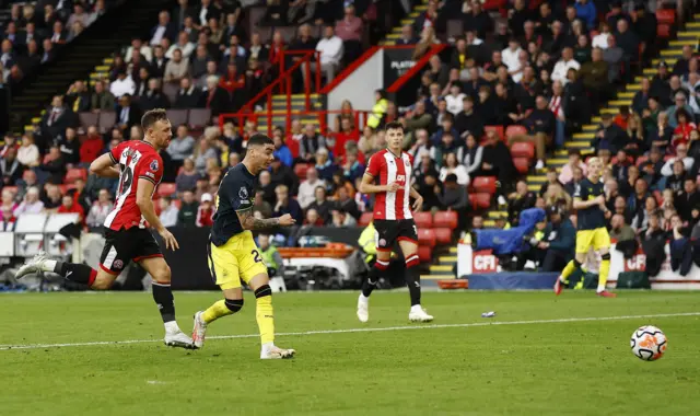 Miguel Almiron scores