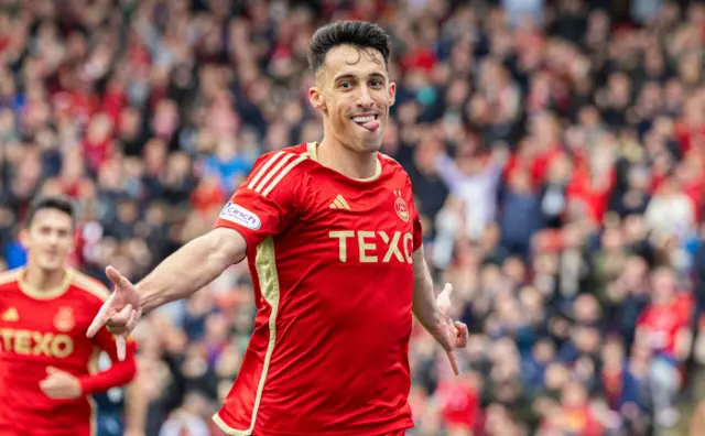 Bojan Miovski celebrates at Pittodrie