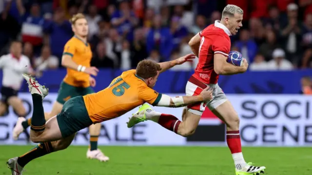 Gareth Davies sprints away to score try