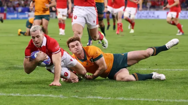 Gareth Davies scores Wales' opening try