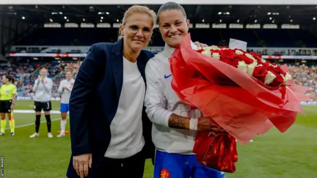 Sarina Wiegman presented her former captain Sherida Spitse with flowers to celebrate her 200th cap when the Netherlands played in England in June 2022