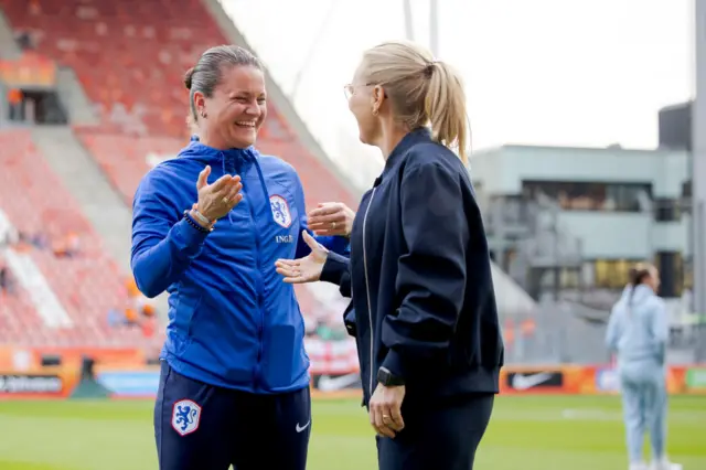 Spitse catches up witgh former manager Wiegman before the match.