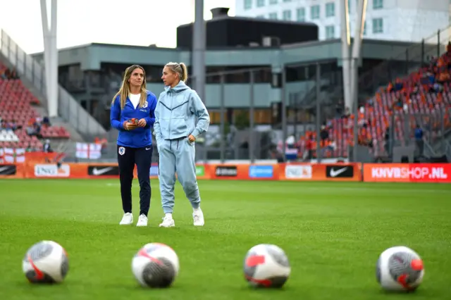 Former Arsenal players Van de Donk and Nobbs catch up pre-match.