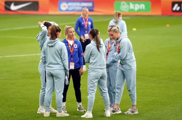 Jackie Groenen speaks to her former United teammates before kick off.