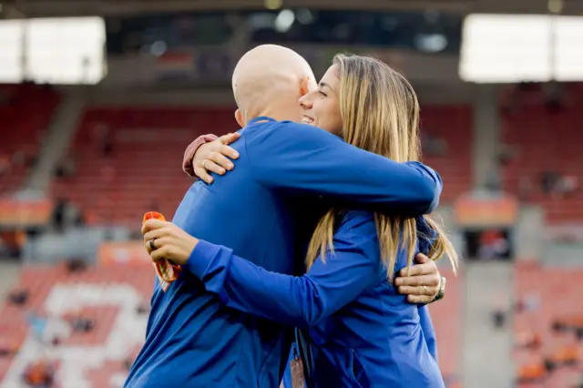 Van de Donk and former assistant coach Veurink embrace before the game.