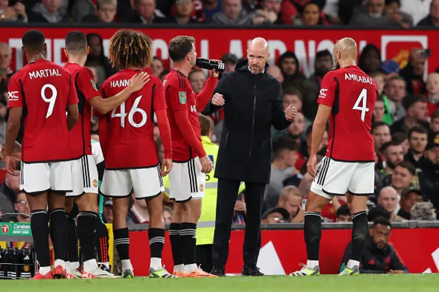 Ten Hag speaks to Manchester United players