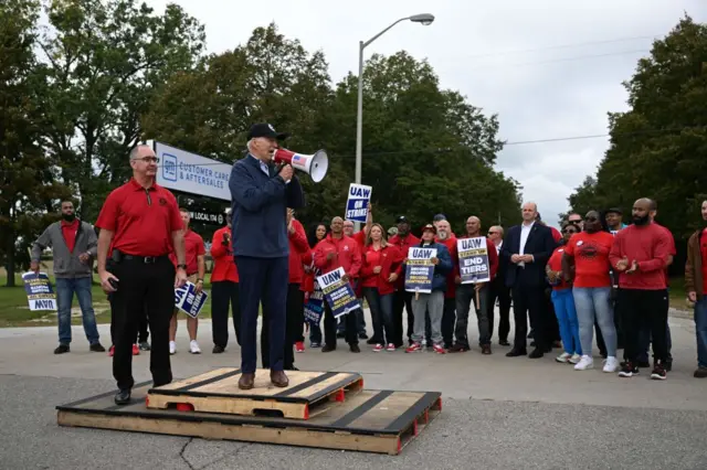 Joe Biden strikes with car workers