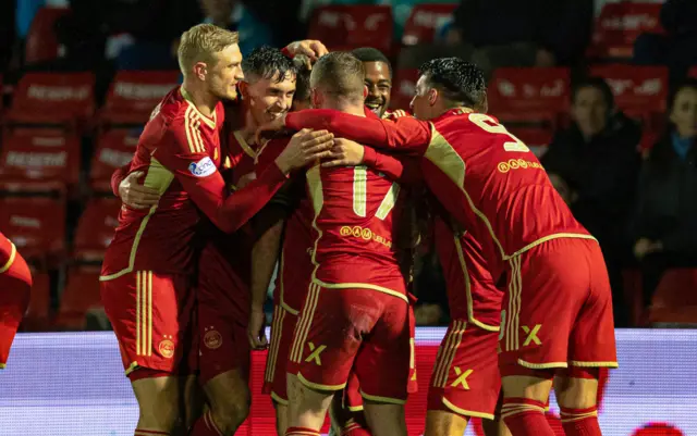 Aberdeen players celebrate after Graeme Shinnie scores