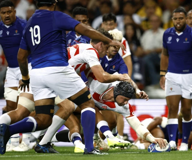 Pieter Labuschagne stretches to score the opening try
