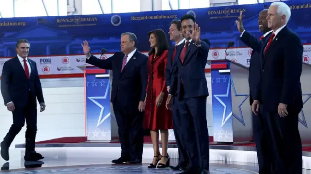 Republican debate candidates wave to the audience